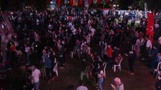 Şarkıcı Murat Dalkılıç'ın konserinde korona tedbirleri unutuldu