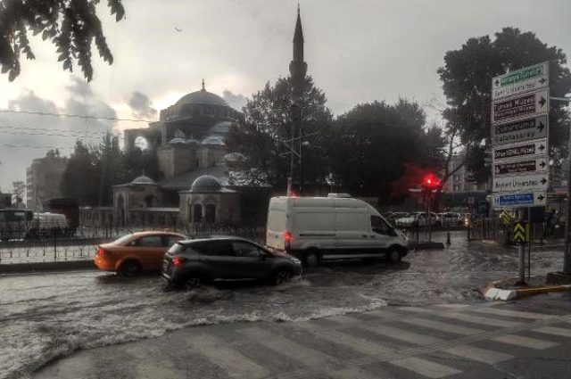 Son Dakika! İstanbul'da etkili olan sağanak sonrası sel ve dolu uyarısı yapıldı, alt geçitleri su bastı