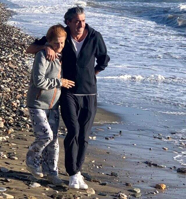 Ünlü oyuncu Erkan Petekkaya'nın annesi 69 yaşında hayatını kaybetti