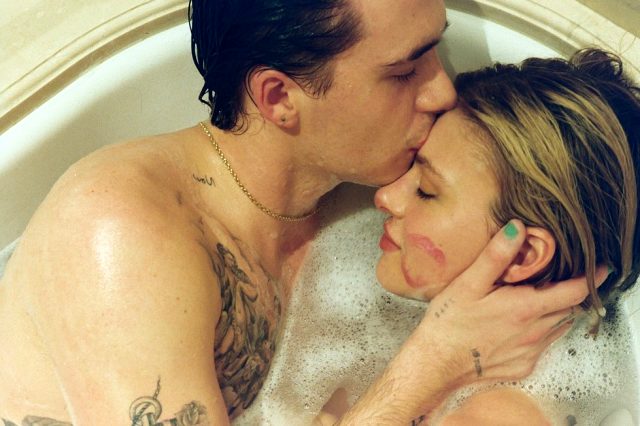 Brooklyn Beckham, sevgilisiyle küvet pozlarını paylaşarak ilişkilerinin yıldönümünü kutladı