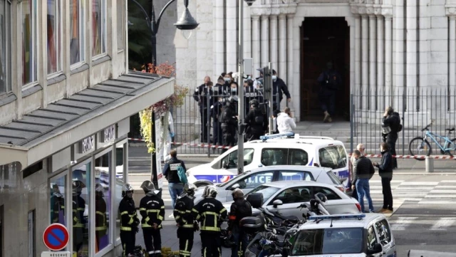 Nice'te 3 kişiyi bıçaklayarak öldüren saldırgan İtalya'dan belge alarak Fransa'ya gelmiş