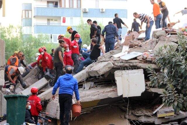 İzmir'in Bayraklı ilçesinde 4 kişi daha enkaz altından çıkarıldı İzmir'in Bayraklı ilçesinde 4 kişi daha enkaz altından çıkarıldı