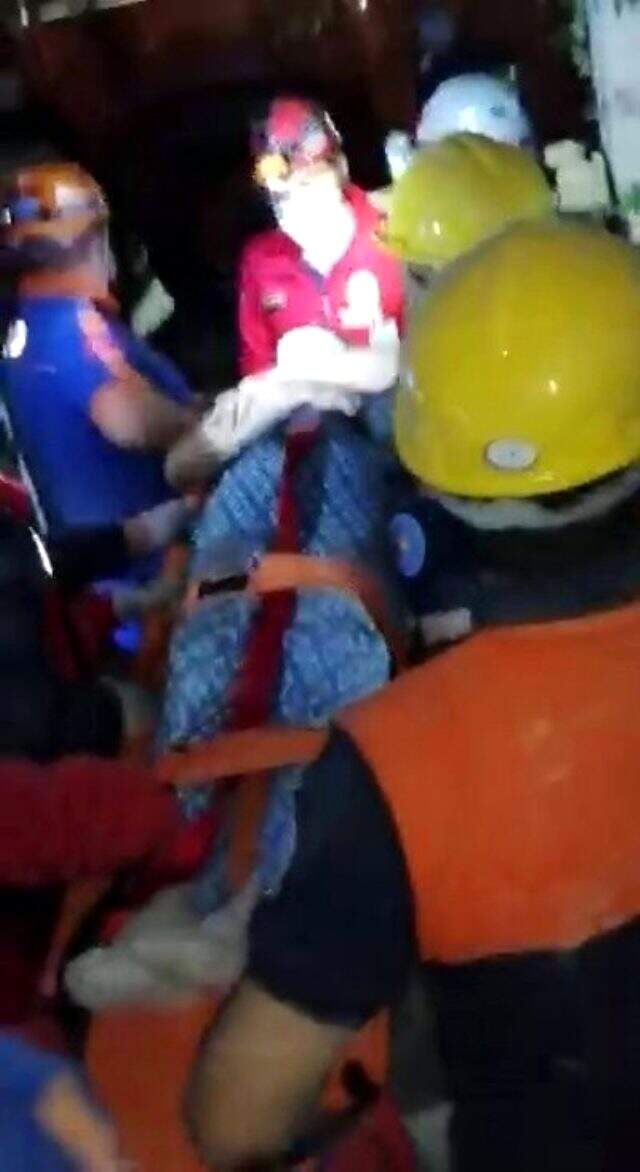 İzmir'de enkaz altında kalan bir kadını Sakarya UMKE ekibi kurtardı İzmir'de enkaz altında kalan bir kadını Sakarya UMKE ekibi kurtardı