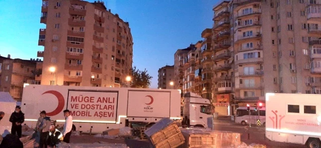 Müge Anlı, İzmir'deki depremzedeler için Mobil Aşevi gönderdi Müge Anlı, İzmir'deki depremzedeler için Mobil Aşevi gönderdi
