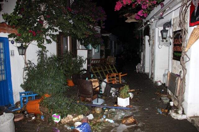 Sığacık'ta boğulan tekerlekli sandalyeli yaşlı kadının bulunma anları kamerada Sığacık'ta boğulan tekerlekli sandalyeli yaşlı kadının bulunma anları kamerada