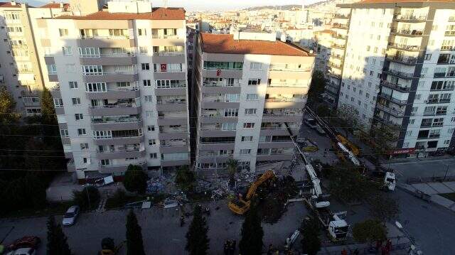 Yan yatan bina vinçlerle desteklendi, arama kurtarma çalışması devam ediyor Yan yatan bina vinçlerle desteklendi, arama kurtarma çalışması devam ediyor