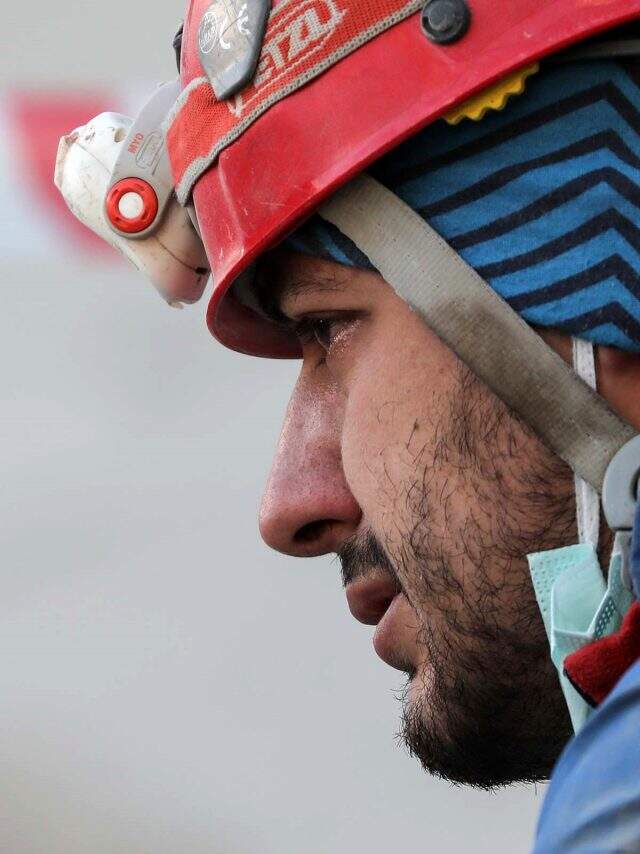 4 kişilik ailenin cansız bedenlerini çıkarırken gözyaşlarına hakim olamadı