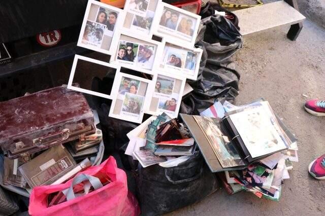 Deprem sonrası geriye bu görüntüler kaldı! Enkazdan çıkan fotoğraflar yürek burktu