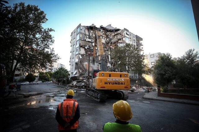 Depremde bir kısmı çöken Karagül Apartmanı kontrollü olarak yıkıldı Depremde bir kısmı çöken Karagül Apartmanı kontrollü olarak yıkıldı