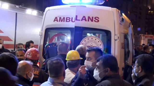 İzmir'de bir kişi, 33 saat sonra enkaz altından yaralı olarak kurtarıldı