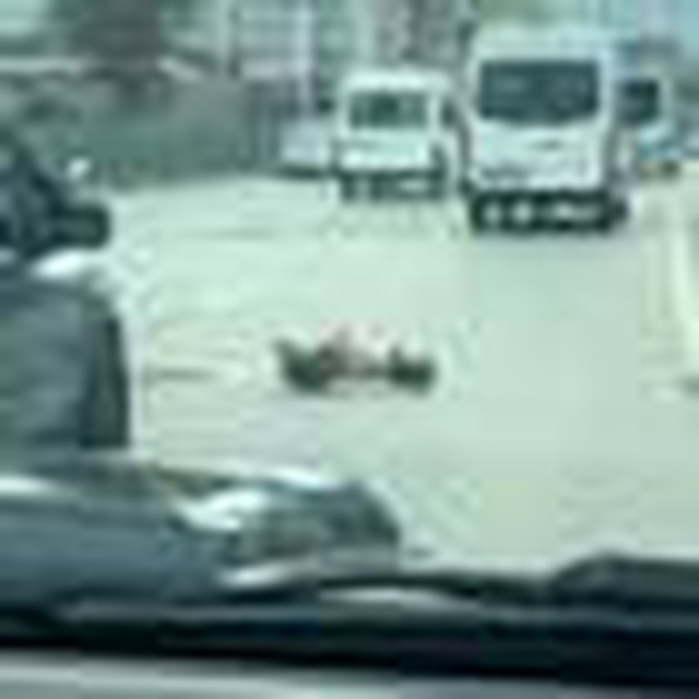 Görenler şaştı kaldı! Oyuncak yarış arabası trafiği birbirine kattı