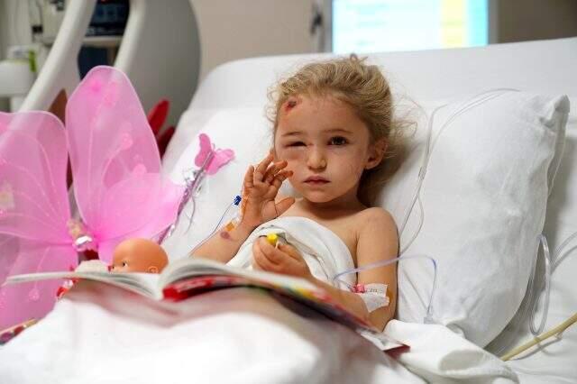 Depremin simgesi minik Elif'in yeni görüntüleri ortaya çıktı: Oyuncaklarıyla oynayıp boyama yaptı