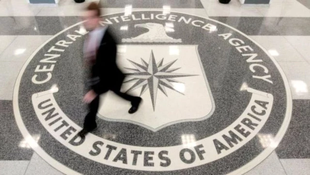 Edward Snowden: ABD'nin istihbarat bilgilerini sızdıran eski casus ve eşi Rusya vatandaşlığına başvurdu