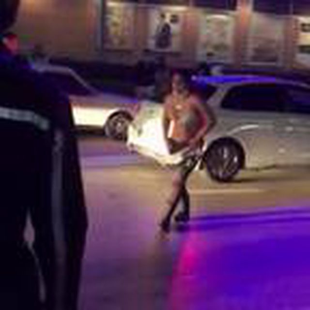 Hırsızlık şüphelisi kadınlar caddede soyunarak trafiği birbirine kattı