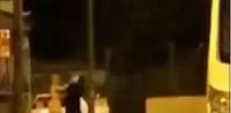 Kadın, sokak ortasında tartıştığı erkeğe çantasıyla vurup, tokat attı