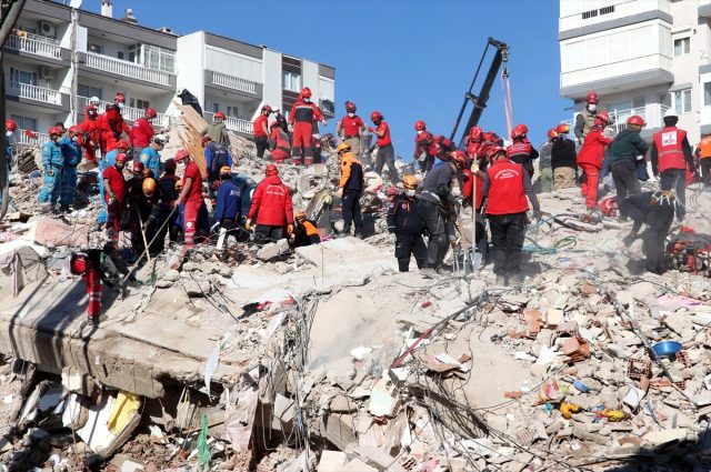 Son Dakika: İzmir'de 6,6 büyüklüğündeki depremde yıkılan binalara ilişkin 9 kişi gözaltına alındı