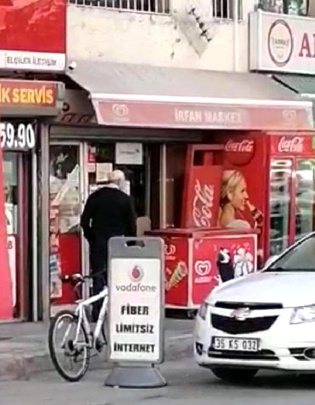 İzmir'de ücretsiz dağıtılan ikramları marketinde sattığı iddia edilen şüpheli gözaltına alındı