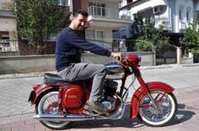 Restore ettiği 51 yaşındaki motosikletin son halini görenler gözlerine inanamıyor
