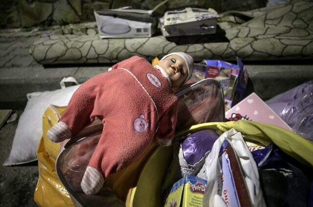7 kişiye mezar olan Yağcıoğlu Apartmanı'nın enkazından çıkarılan eşyaları polis koruyor