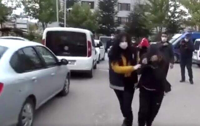 Korkunç fuhuş sarmalı! 15 yaşındaki kız kardeşlerine para karşılığı fuhuş yaptıran iki abla gözaltına alındı