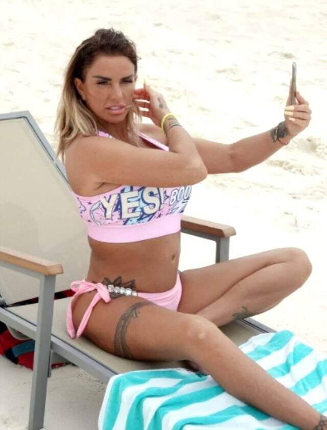 İngiliz model Katie Price, sevgilisiyle denizde aşka geldi