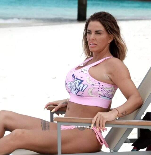 İngiliz model Katie Price, sevgilisiyle denizde aşka geldi