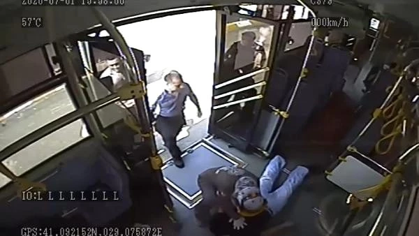 Yolcu otobüsünde kalp krizi geçiren yolcuyu kurtarma çabası kamerada
