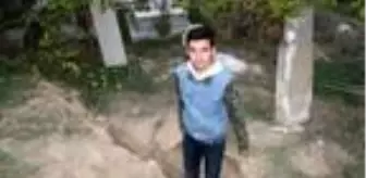 Bolvadin'deki derin yarık ve obruklardan vatandaş tedirgin