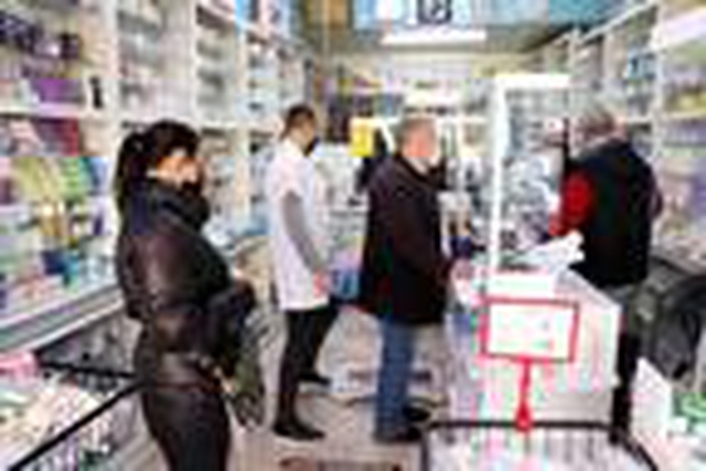 Aspirinin koronavirüsten koruduğunu duyan Bulgar turistler, Edirne'deki eczanelere akın etti Aspirinin koronavirüsten koruduğunu duyan Bulgar turistler, Edirne'deki eczanelere akın etti