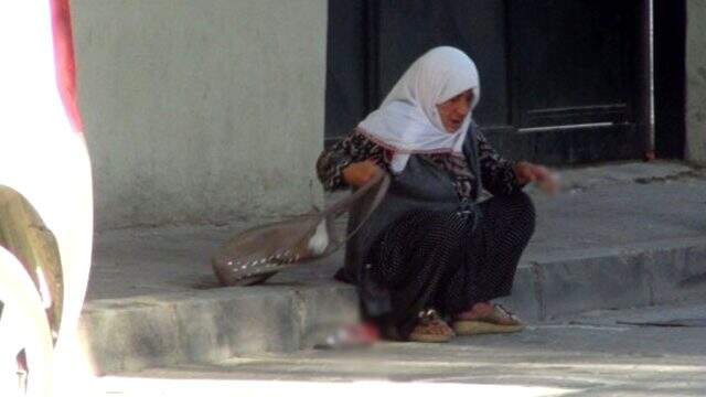 Daha önce dilenirken görüntülenen yaşlı kadın okul önünde alkol içti Daha önce dilenirken görüntülenen yaşlı kadın okul önünde alkol içti