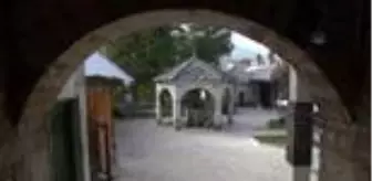 Mostar'ın tarihi çarşısındaki dükkanlar, salgın nedeniyle kapılarına kilit vuruyor