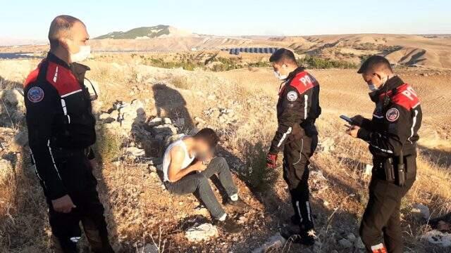 Hareketsiz halde bulunan gencin ölü sanıldı! Polis gelince gerçek ortaya çıktı