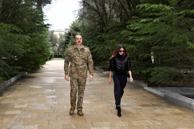 Şuşa'nın işgalden kurtarılmasının ardından Aliyev ve eşinden zafer pozu