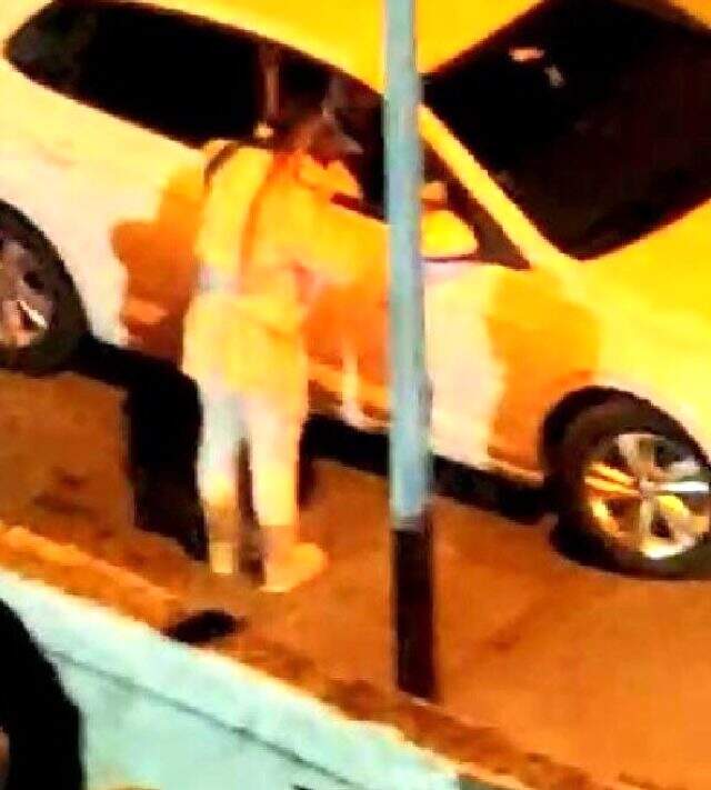 Sokak ortasında yapılan fuhuş pazarlığı mahalle halkını isyan ettirdi Sokak ortasında yapılan fuhuş pazarlığı mahalle halkını isyan ettirdi