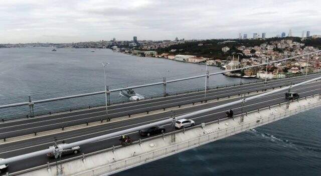 15 Temmuz Şehitler Köprüsü'nde 09.05'te hayat durdu 15 Temmuz Şehitler Köprüsü'nde 09.05'te hayat durdu