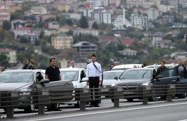 15 Temmuz Şehitler Köprüsü'nde 09.05'te hayat durdu 15 Temmuz Şehitler Köprüsü'nde 09.05'te hayat durdu