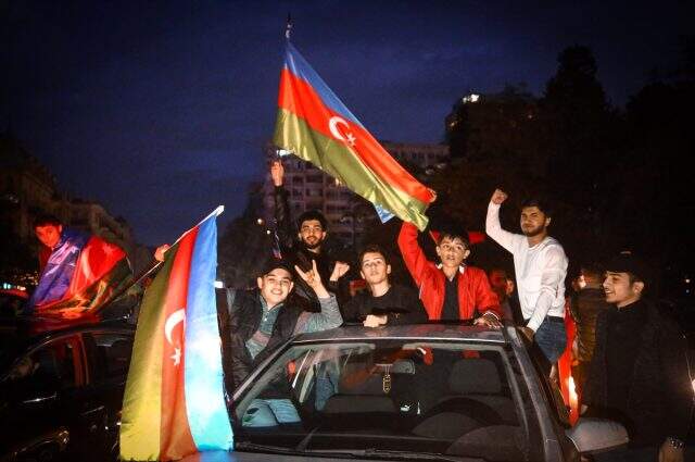 Azerbaycan'da tarihi gece! Zafer kutlamaları sabaha kadar devam etti Azerbaycan'da tarihi gece! Zafer kutlamaları sabaha kadar devam etti