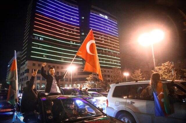Azerbaycan'da tarihi gece! Zafer kutlamaları sabaha kadar devam etti Azerbaycan'da tarihi gece! Zafer kutlamaları sabaha kadar devam etti