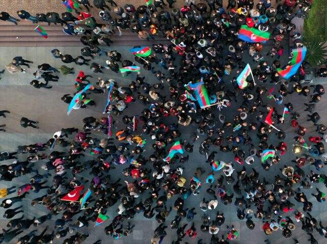 Azerbaycan'da tarihi gece! Zafer kutlamaları sabaha kadar devam etti Azerbaycan'da tarihi gece! Zafer kutlamaları sabaha kadar devam etti