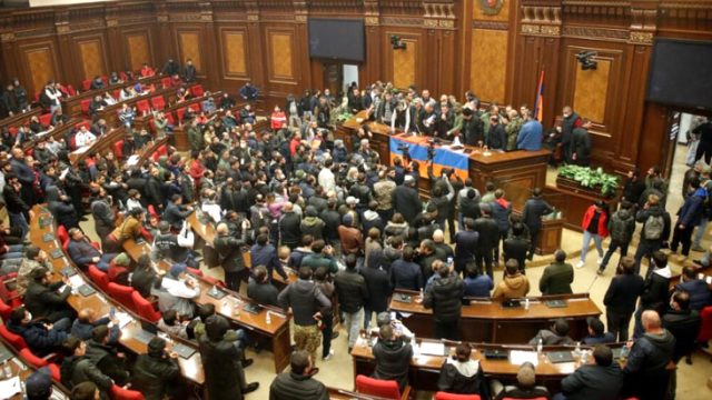 Ermenistan'da protestocular hükümet binasını basarak Paşinyan'ın odasına girdi