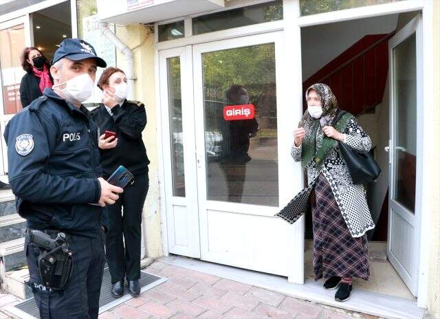 Karantina ihlali yapan kadın yakalanınca basın mensuplarına çattı: Hastalıklı kadın çıktı diyeceksin değil mi Karantina ihlali yapan kadın yakalanınca basın mensuplarına çattı: Hastalıklı kadın çıktı diyeceksin değil mi