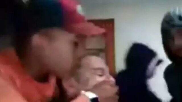 Brezilya'da öğretim üyesi canlı yayında ders anlatırken soyuldu Brezilya'da öğretim üyesi canlı yayında ders anlatırken soyuldu