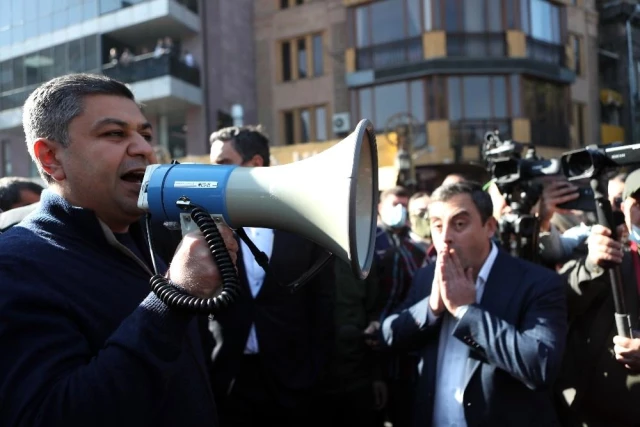 Ermenistan'ın eski Ulusal Güvenlik Servisi Başkanı, Paşinyan'a suikast suçlamasıyla tutuklandı