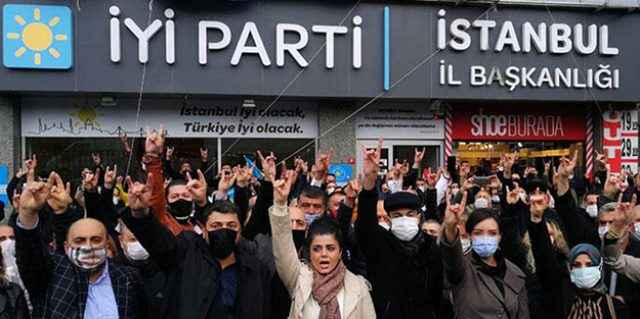 İstanbul İl Başkanlığı önünde toplanan İYİ Partililer, Buğra Kavuncu ve Bahadır Erdem'in istifasını istedi