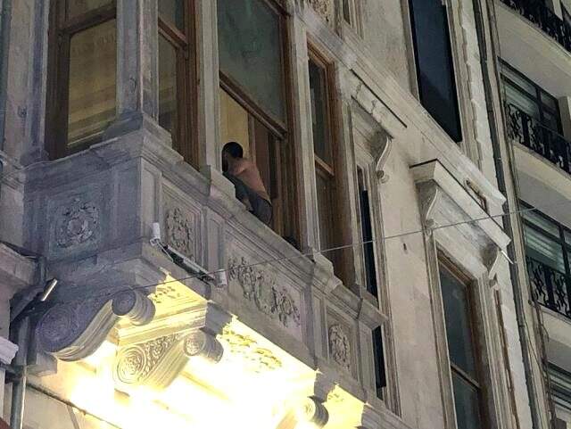 Taksim'de bir pasajın ikinci katına çıkan şahıs elindeki jiletle intihara kalkıştı