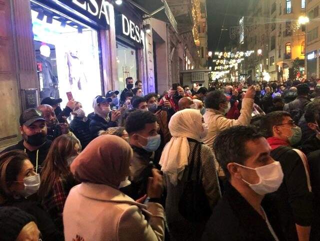 Taksim'de bir pasajın ikinci katına çıkan şahıs elindeki jiletle intihara kalkıştı