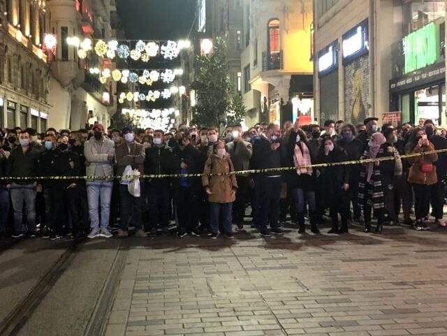 Taksim'de bir pasajın ikinci katına çıkan şahıs elindeki jiletle intihara kalkıştı