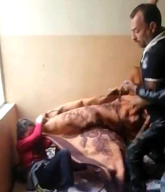 Vicdansız baba çocuklarını odaya kapatıp kemerle dövdü, o anları da kayda alıp karısına gönderdi Vicdansız baba çocuklarını odaya kapatıp kemerle dövdü, o anları da kayda alıp karısına gönderdi