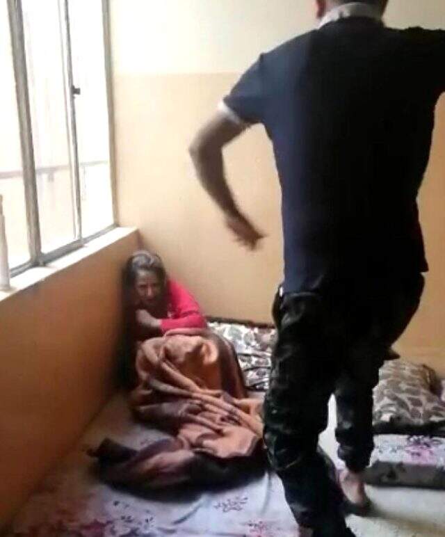 Vicdansız baba çocuklarını odaya kapatıp kemerle dövdü, o anları da kayda alıp karısına gönderdi Vicdansız baba çocuklarını odaya kapatıp kemerle dövdü, o anları da kayda alıp karısına gönderdi