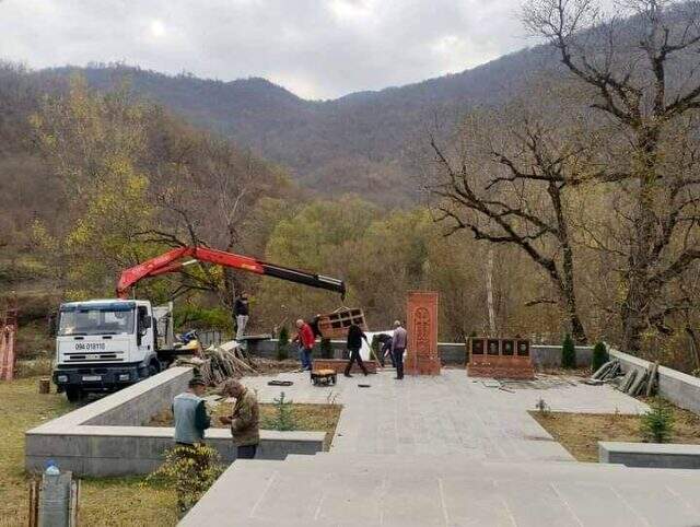 Dağlık Karabağ'dan ayrılan Ermeniler ölülerini mezarlarından çıkarıp yanlarına alıyor